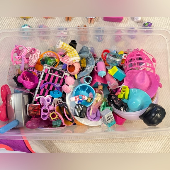 L.O.L. Surprise! Dolls Collection - Pink, Purple, Green, Gold - Picture 8 of 14